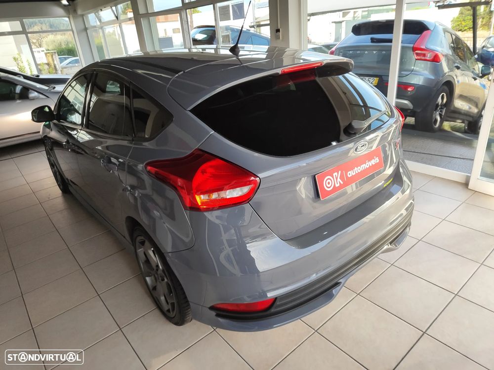 Ford Focus 2.0 EcoBoost ST c/ Pack Pele Desportiva - 9