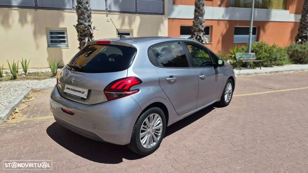 Peugeot 208 1.2 PureTech Signature - 6