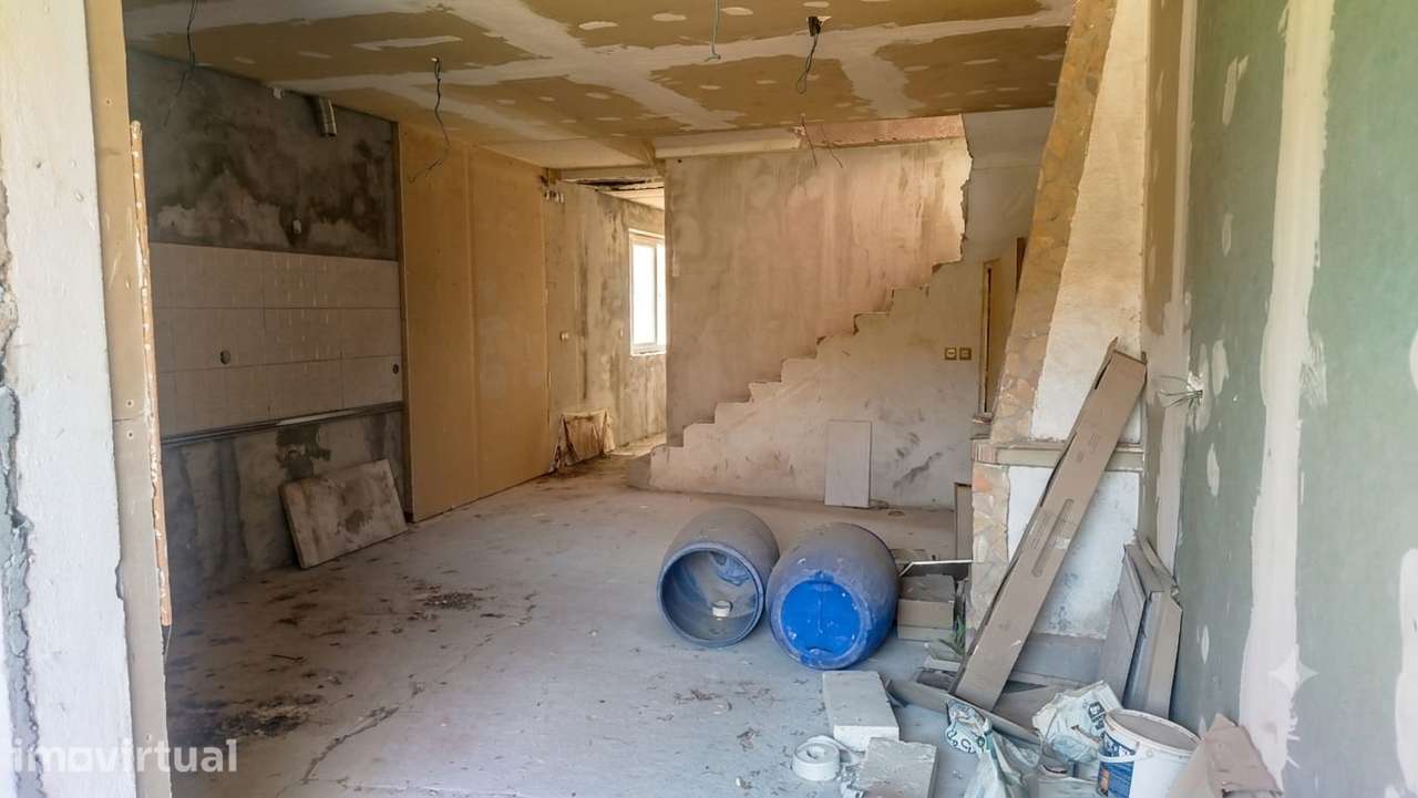 Moradia T3 por Recuperar c/ Quintal e Churrasqueira – Azinhaga, Golegã - Grande imagem: 5/24