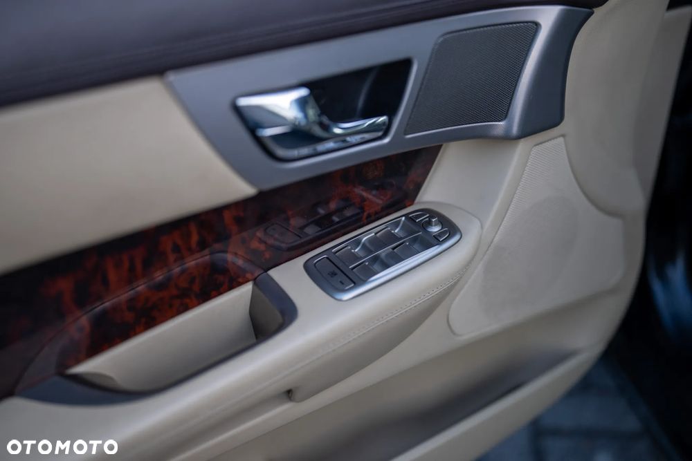 Jaguar XF 2.7 V6 D Premium Luxury - 35