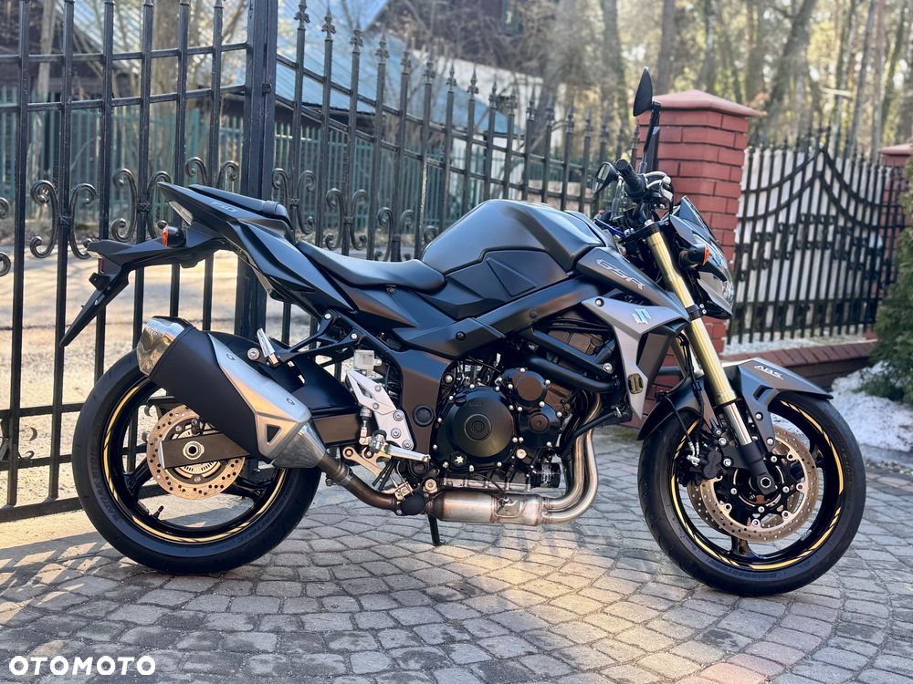Suzuki GSR - 3