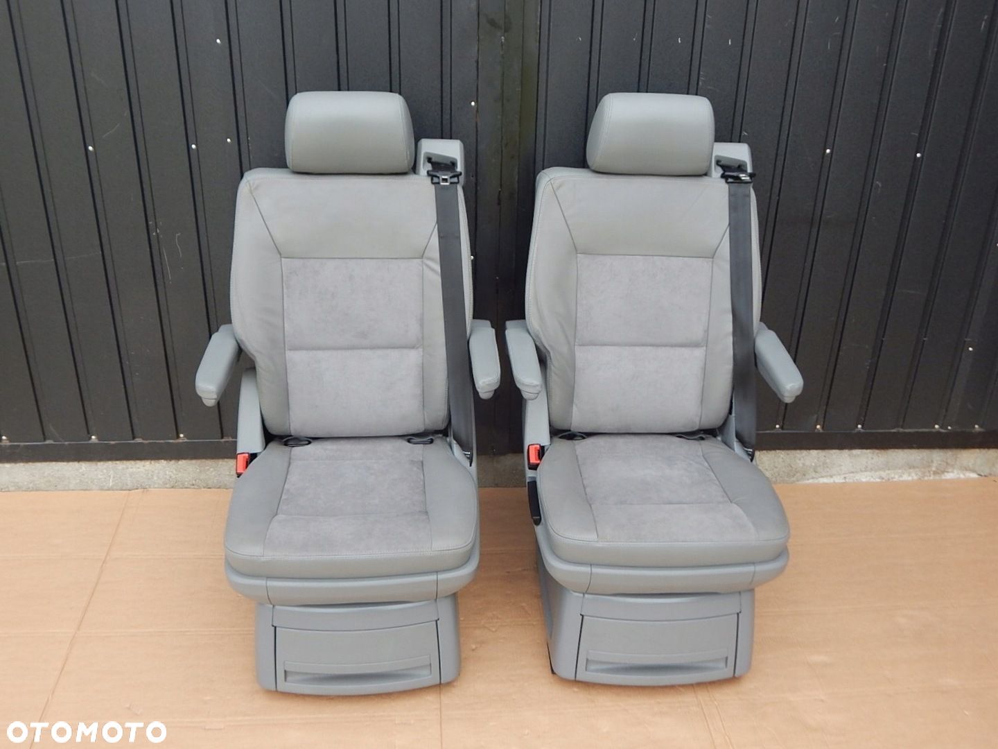 VW T5 MULTIVAN fotel tył NIEOBROTOWY II RZĄD podłokietnik Skóra Alcantara - 1