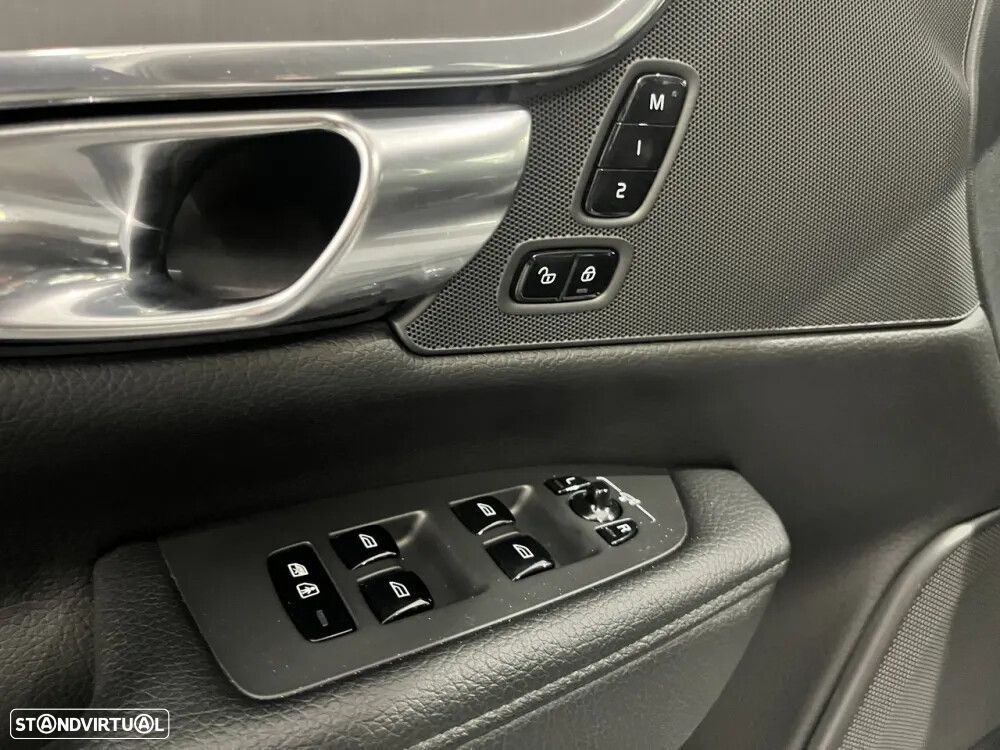 Volvo V90 2.0 D5 Momentum AWD Geartronic - 23