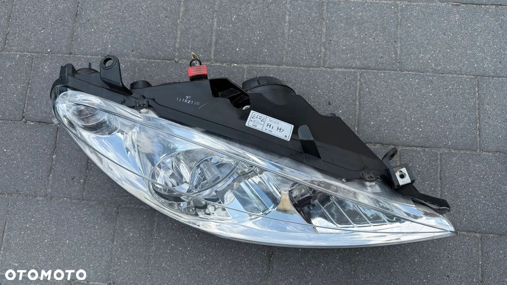 Lampa przednia prawa Peugeot 307 EU Europa prawy przód TYC A166 Reflektor 3A/C, SW 3H, CC 3B, 3E - 6