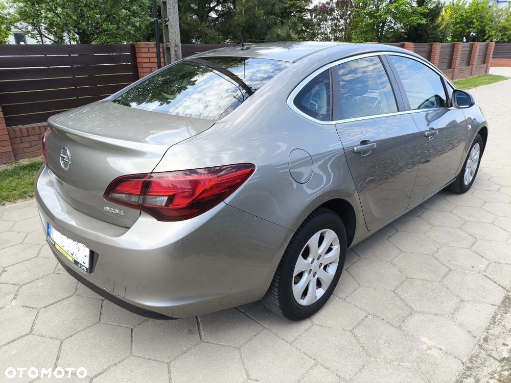 Opel Astra 1.4 T Executive - 4