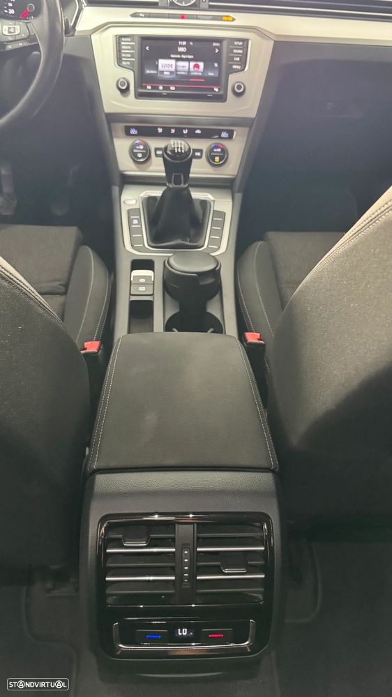 VW Passat Variant 2.0 TDI Confortline - 17