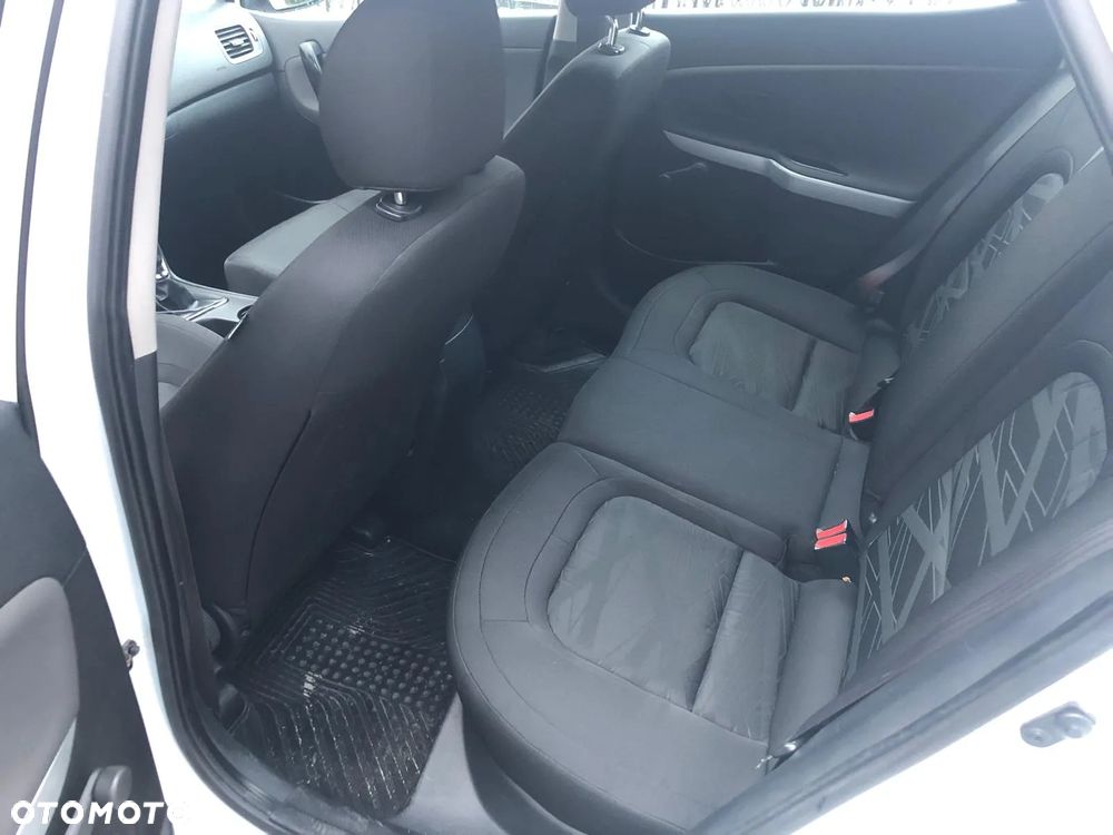 Kia Ceed - 8