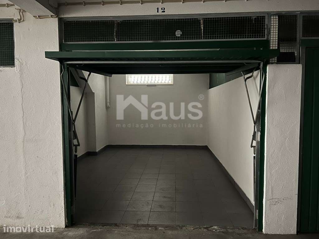 Garagem inserida em cave - Grande imagem: 3/8