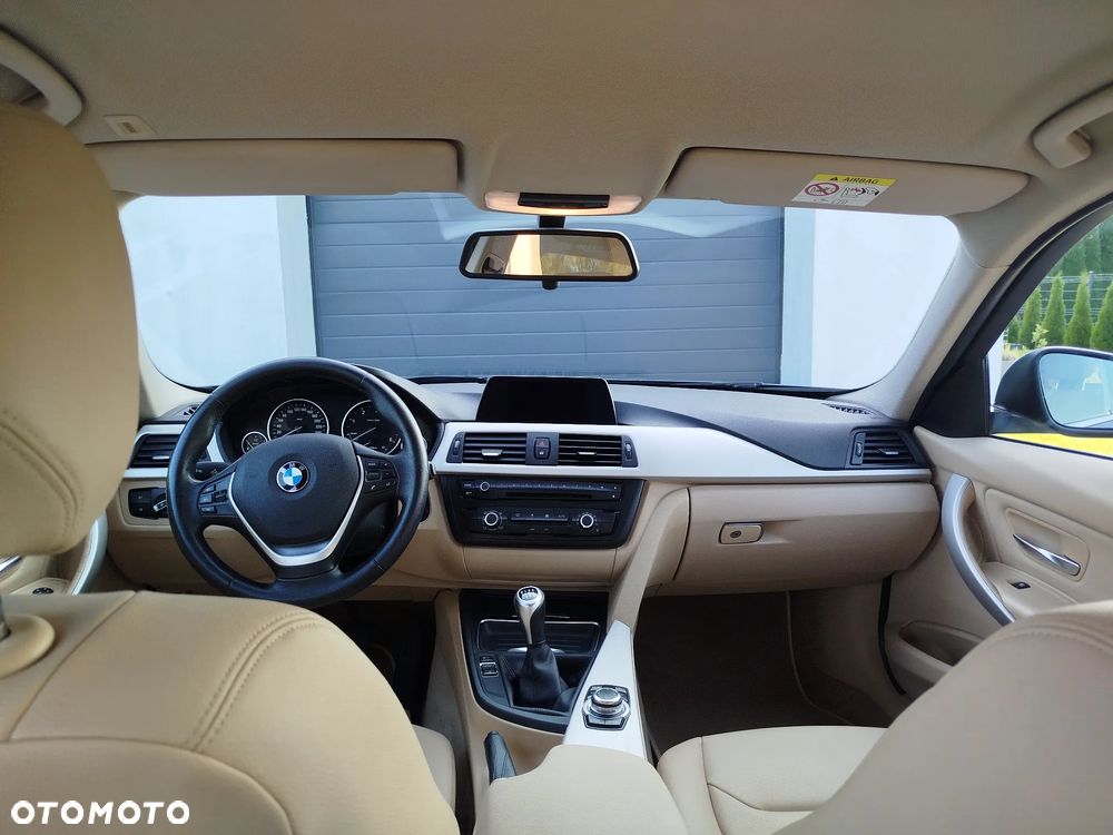 BMW Seria 3 318d xDrive - 12