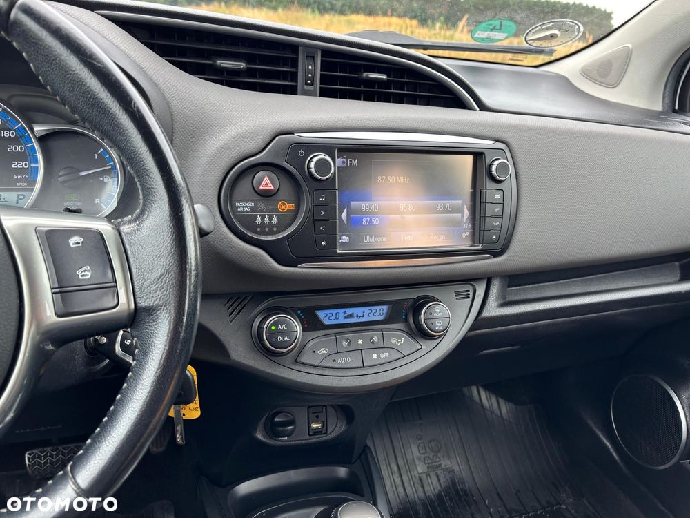 Toyota Yaris Hybrid 100 Sol - 28