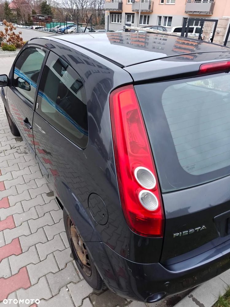 Ford Fiesta 1.4 Ghia - 10