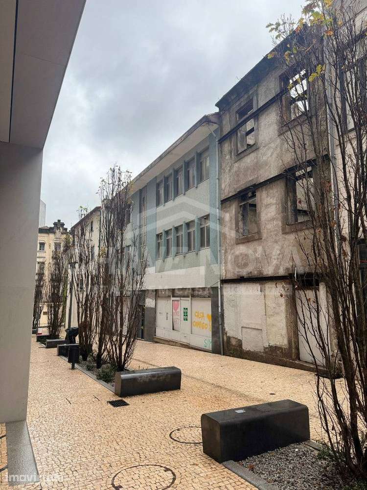 Prédio para recuperar com 4 pisos no centro histórico do Porto - Grande imagem: 3/5