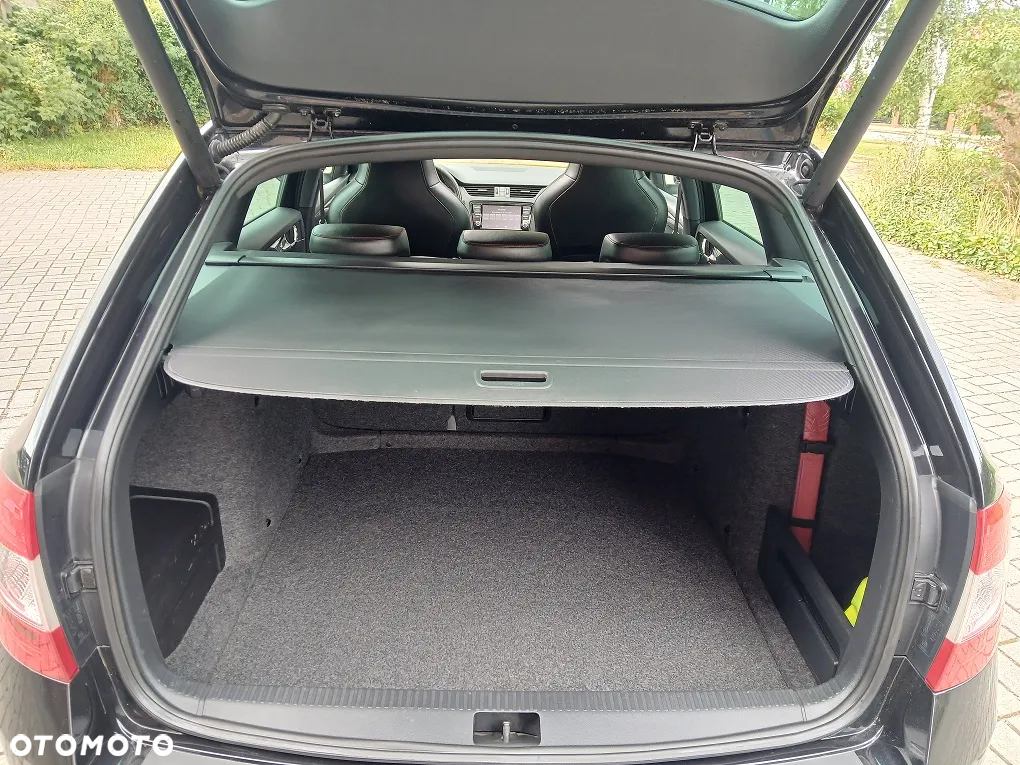 Skoda Octavia Combi 2.0 TDI DSG RS - 23