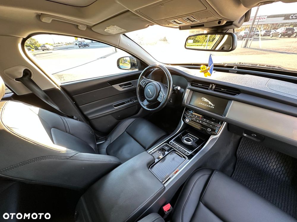 Jaguar XF 25t Prestige - 26
