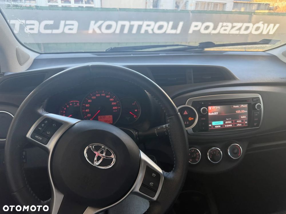 Toyota Yaris 1.0 Premium - 4