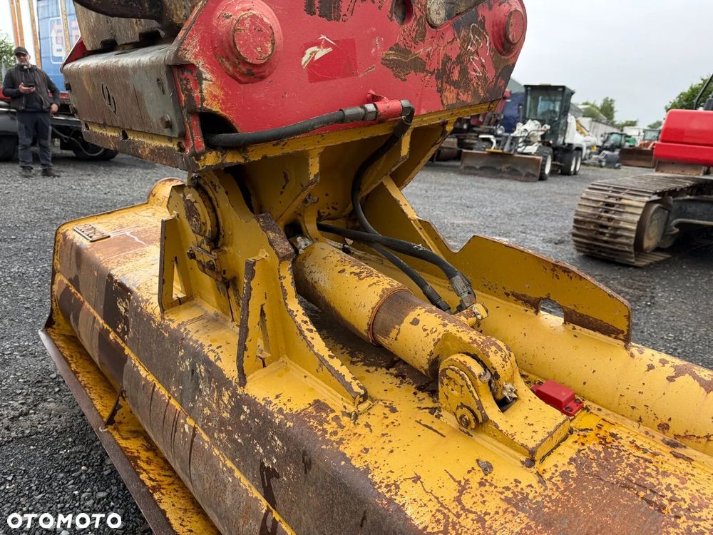 Caterpillar CAT 320 - 28