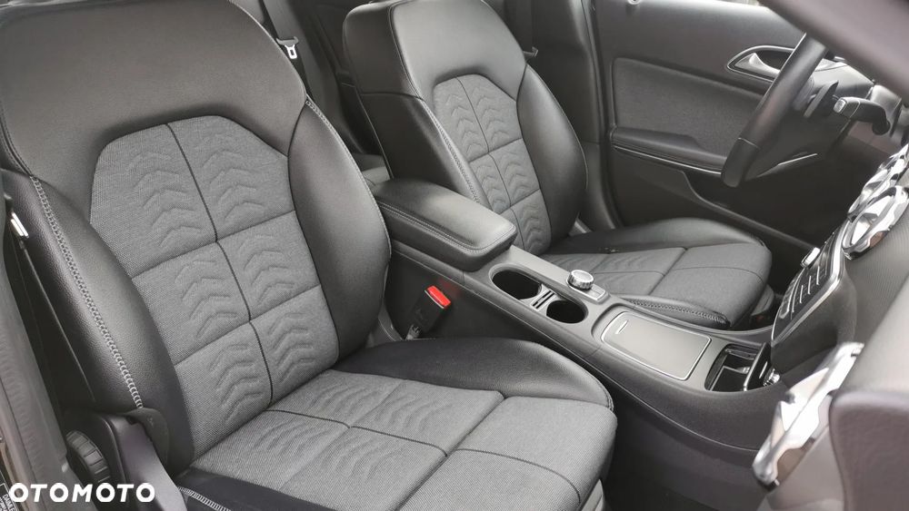 Mercedes-Benz GLA 180 7G-DCT Style - 24