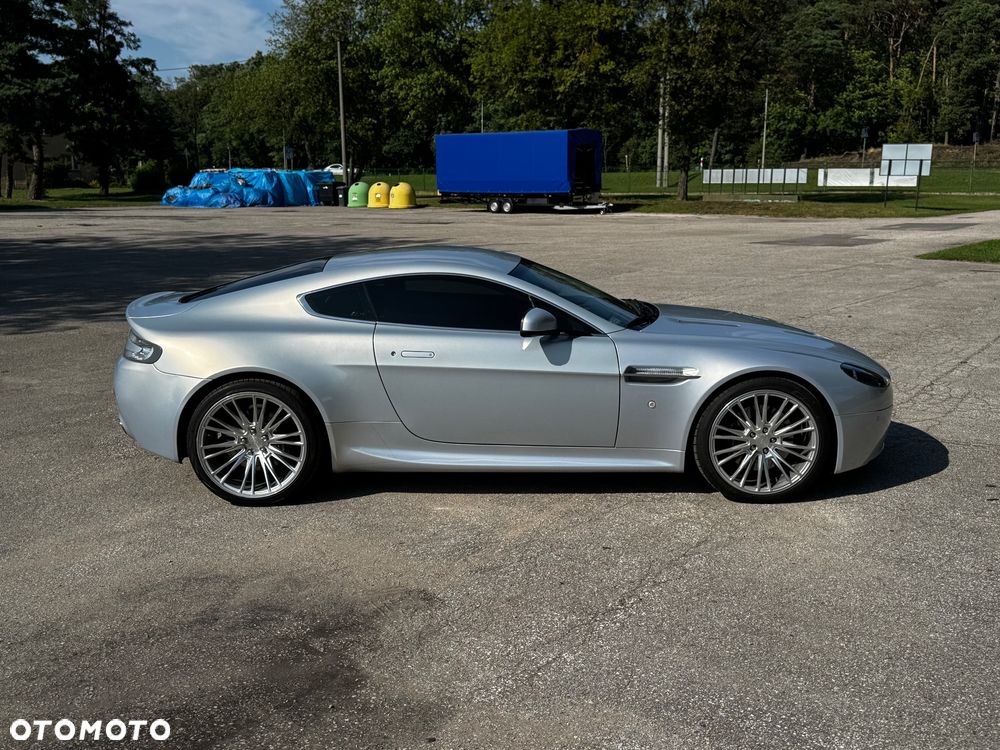 Aston Martin Vantage - 4