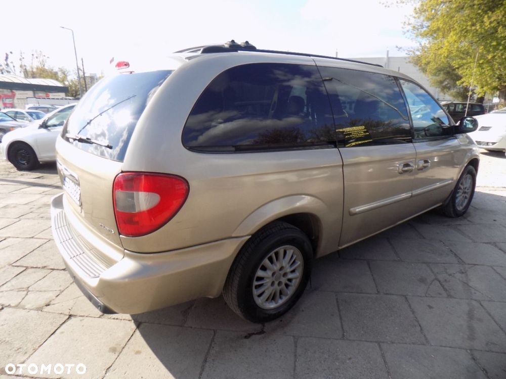 Chrysler Town & Country - 4
