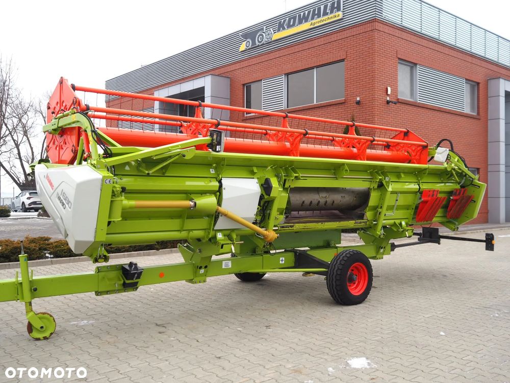 Claas Tucano 570 + V680 - 12