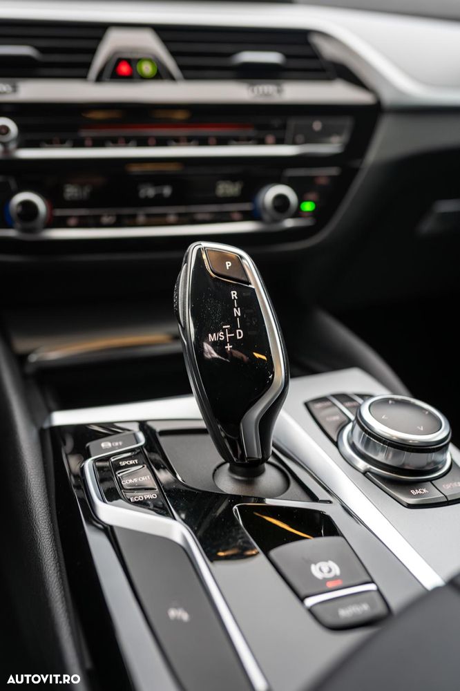 BMW Seria 5 520i Aut. Luxury Line - 16