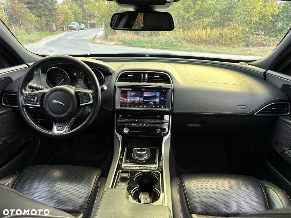 Jaguar XE - 13