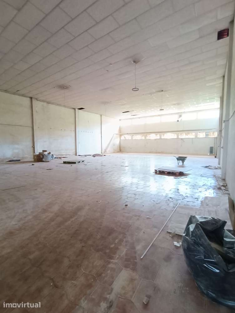Pavilhão com 550m2 em Vila Frescainha (São Pedro) - Barcelos - Grande imagem: 3/14