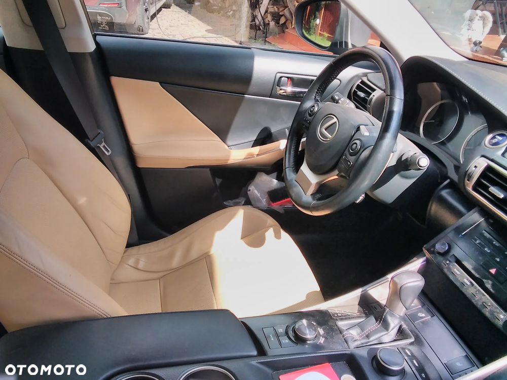Lexus IS 300h Prestige - 8