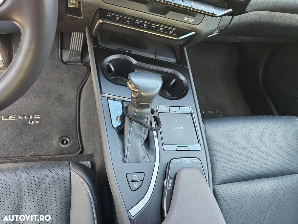 Lexus UX 250h Luxury Line - 25