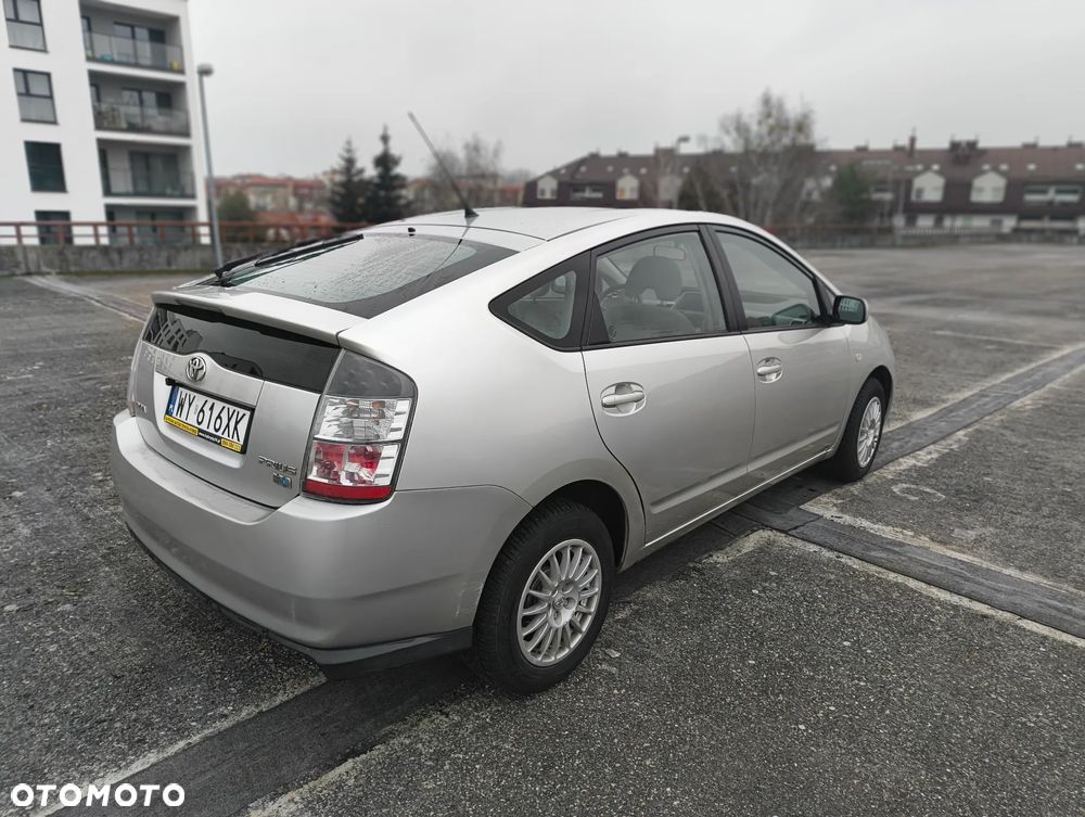 Toyota Prius - 4