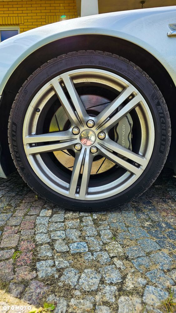 Aston Martin DB9 Standard - 21