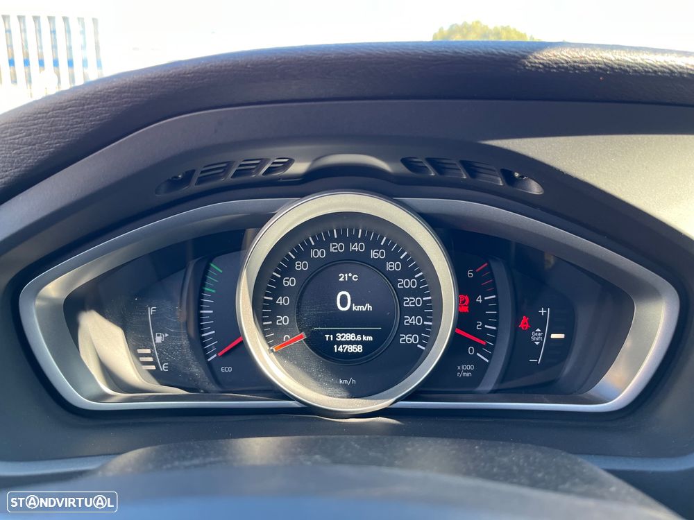 Volvo V40 2.0 D3 Momentum - 25