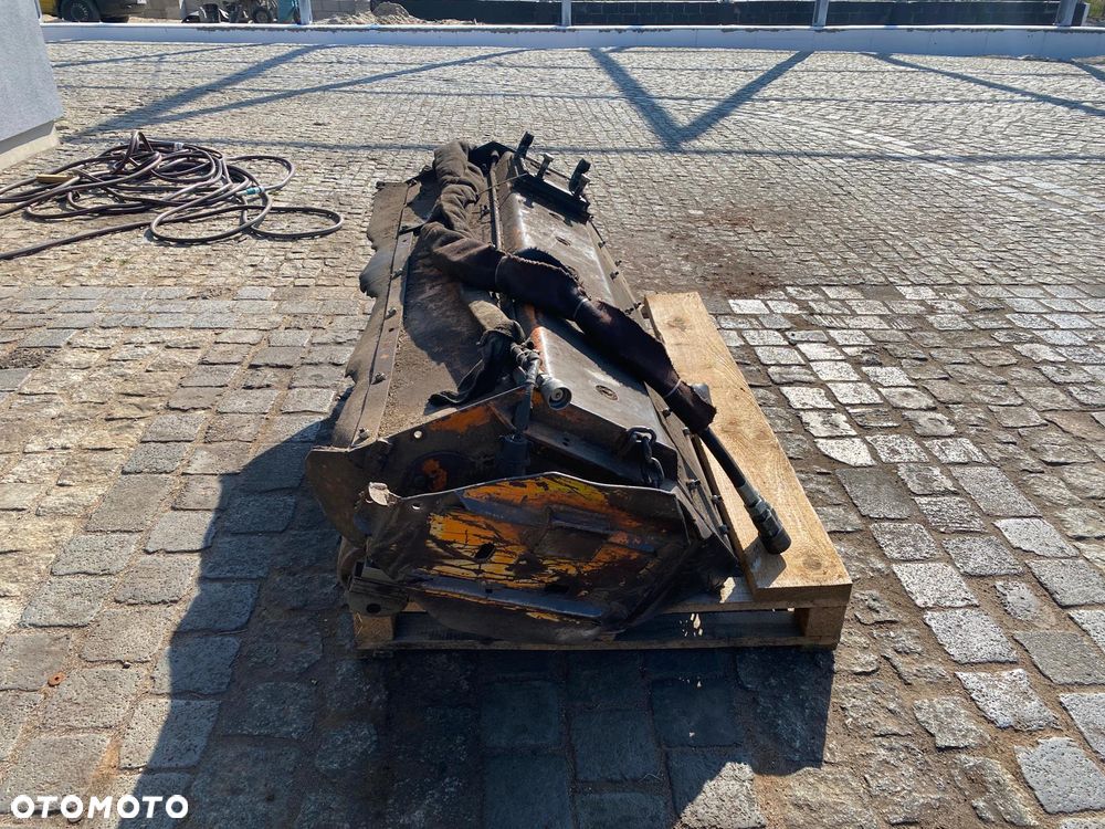 Renault 106-54 z kosiarką boczną - 26