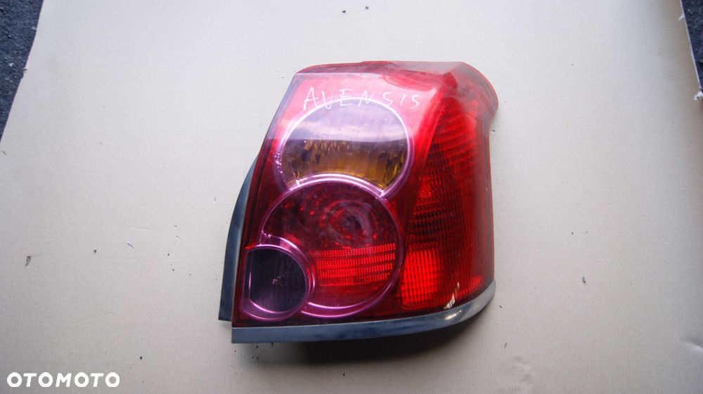 Lampy Toyota Avensis Tył - 1