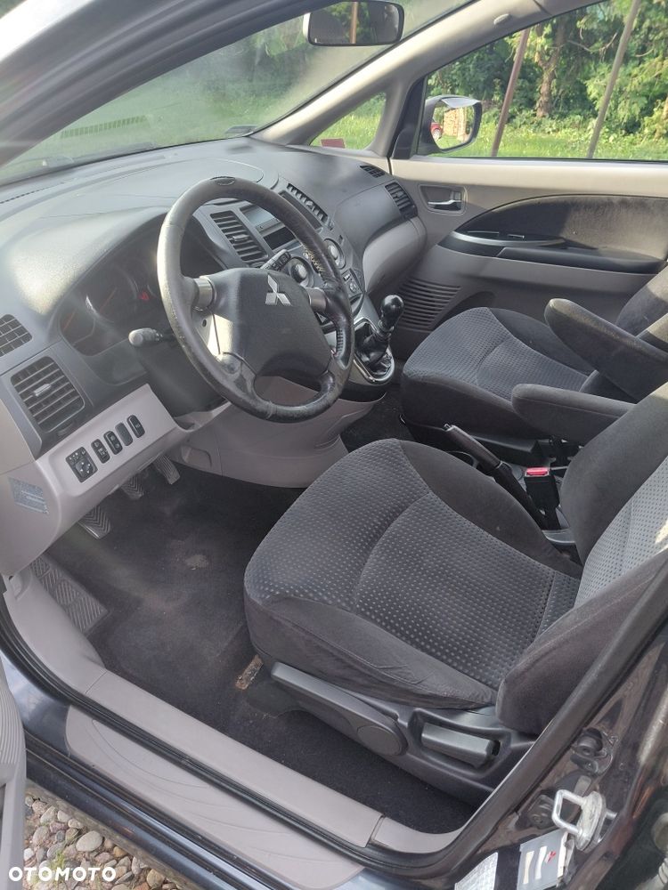 Mitsubishi Grandis - 8