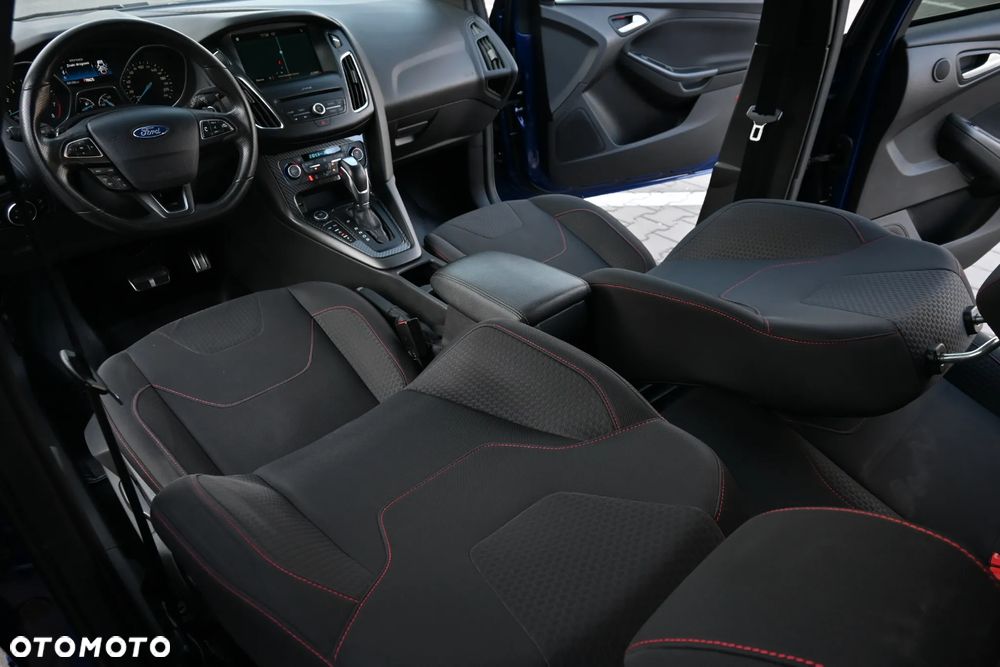 Ford Focus SW 1.5 EcoBoost S&S ST-LINE - 32