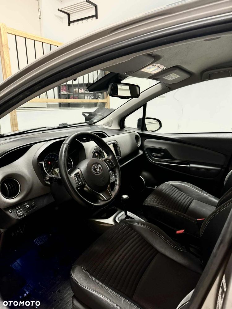 Toyota Yaris Hybrid 100 Dynamic - 6