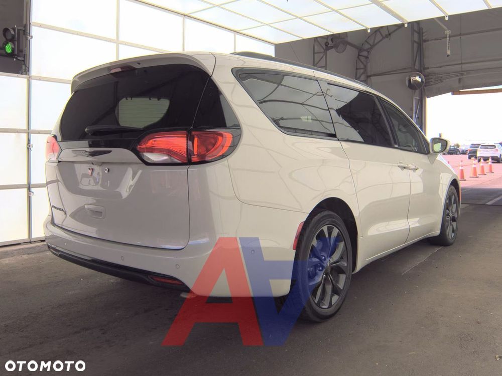 Chrysler Pacifica - 6