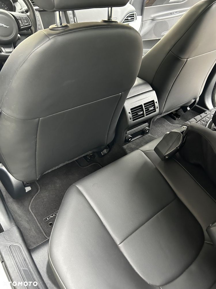 Jaguar XE 25t Pure - 15
