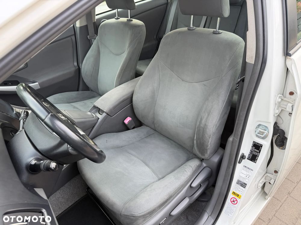 Toyota Prius (Hybrid) Executive - 14