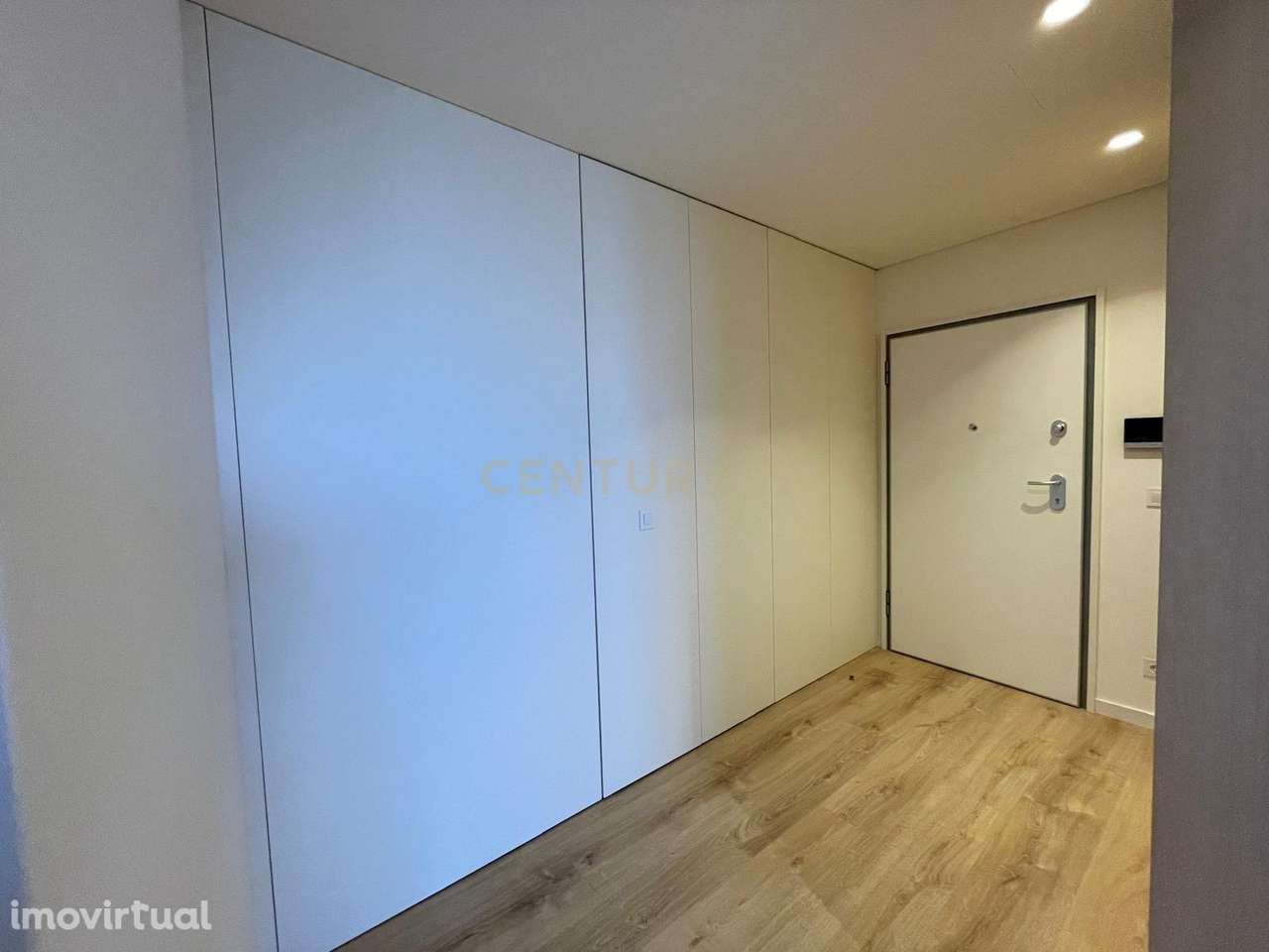 Arrenda-se maravilhoso apartamento T2 novo, com vista sobre a cidade a - Grande imagem: 3/14