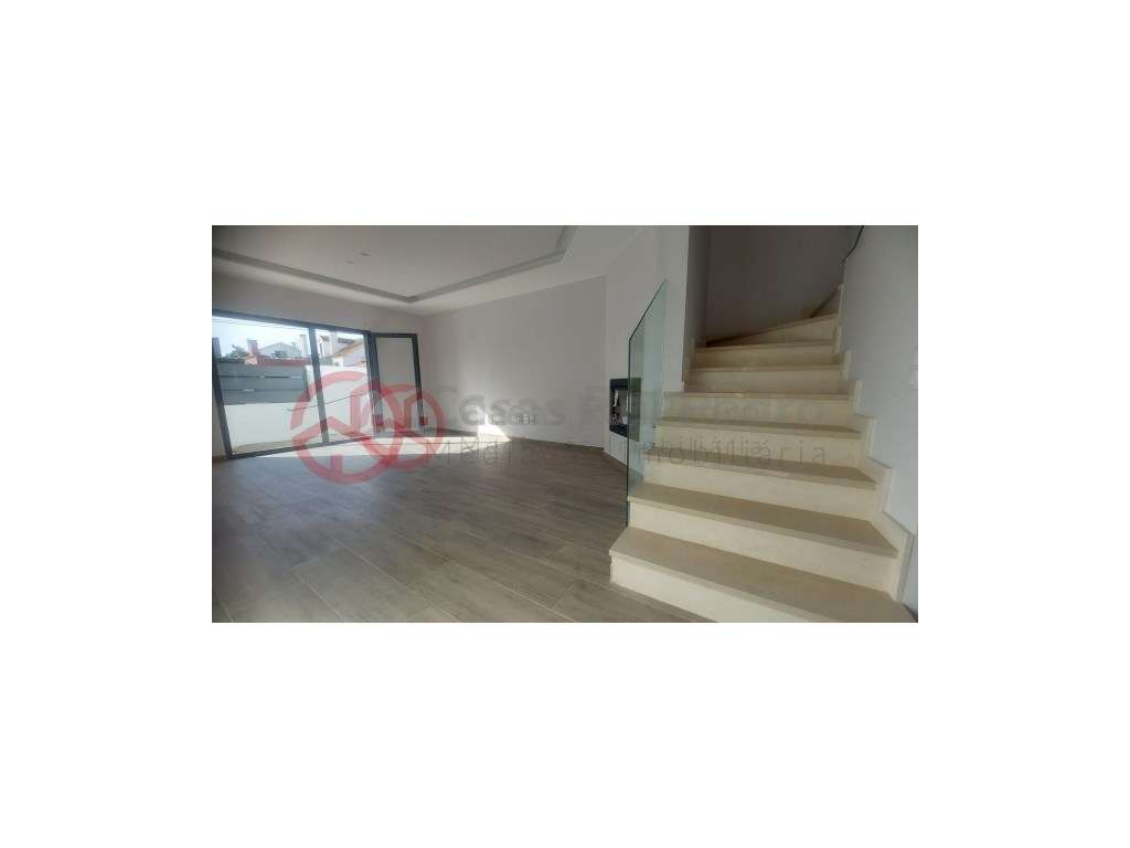 Moradia Triplex T2+1 com suite e terraço - Grande imagem: 2/4