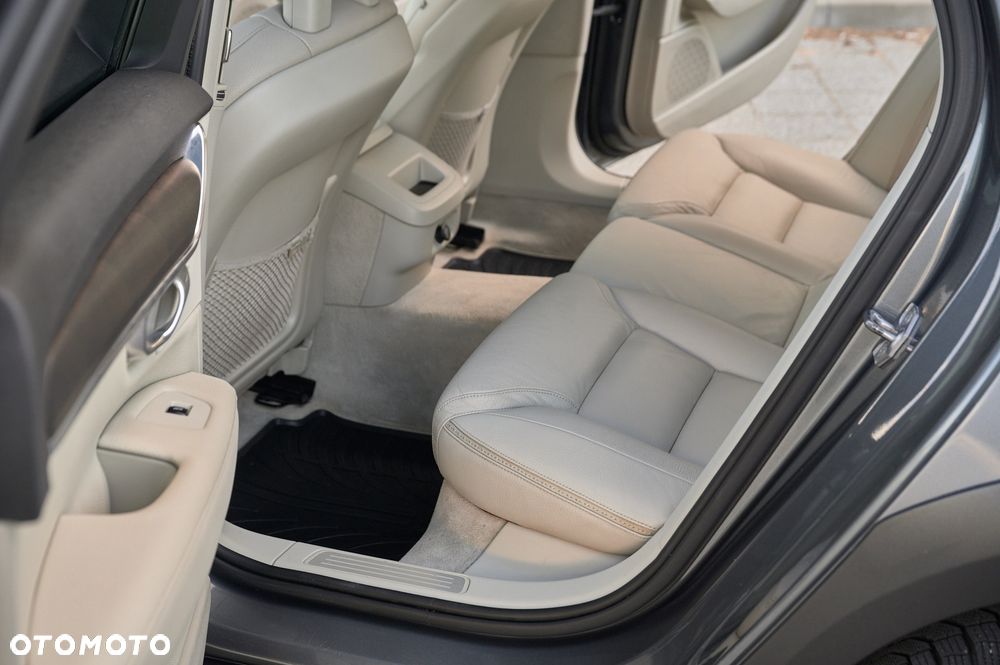 Volvo V90 Cross Country D4 AWD Geartronic - 23