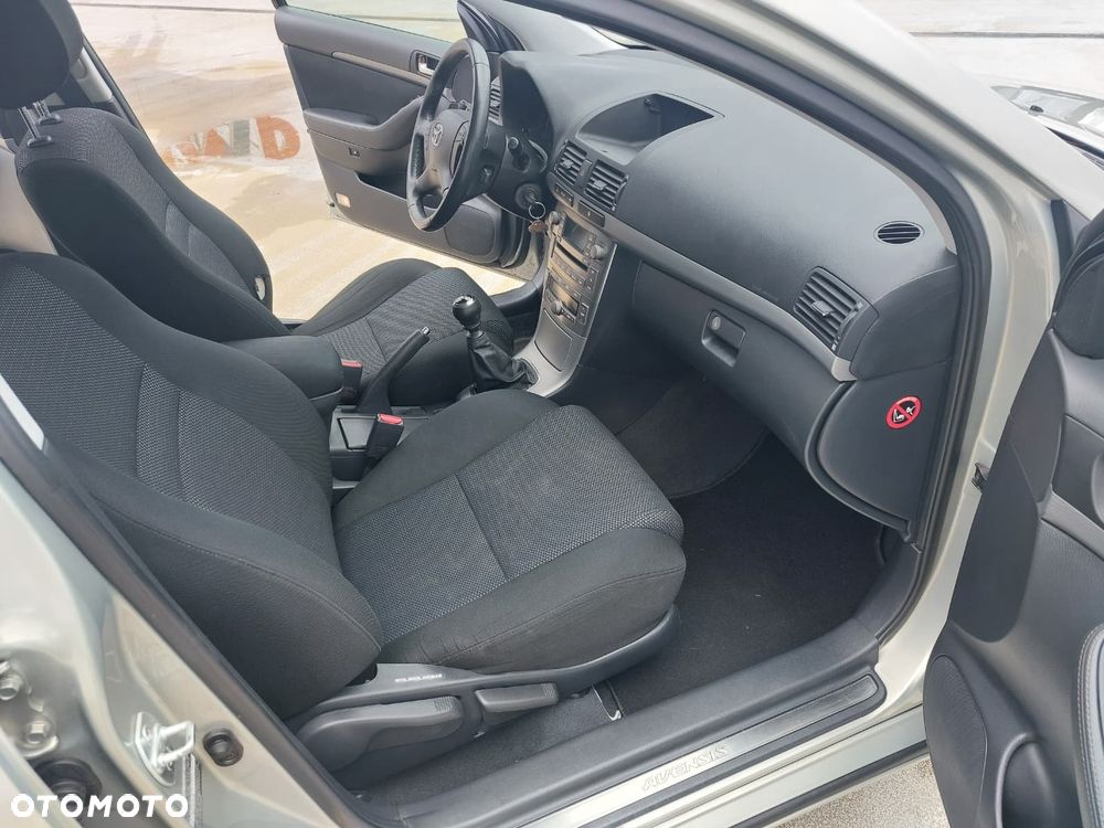 Toyota Avensis 2.0 D-4D - 15