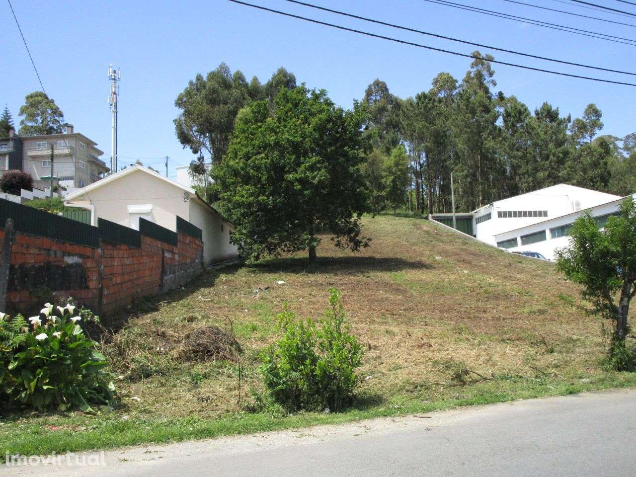 Terreno para moradia de 4 frentes ou armazém em Argoncilhe - Grande imagem: 3/5