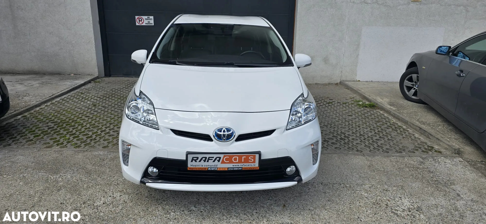 Toyota Prius (Hybrid) Executive - 17