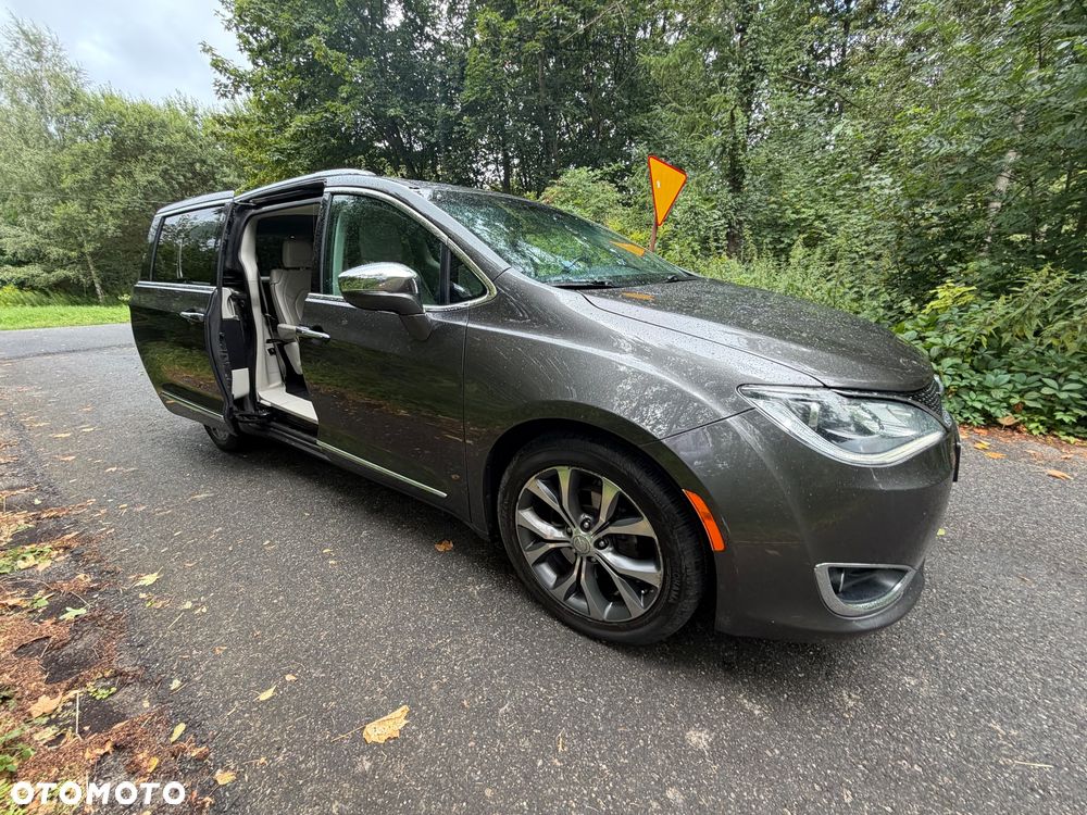 Chrysler Pacifica - 11