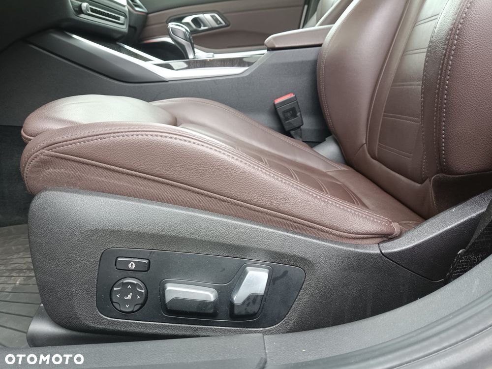 BMW Seria 3 330i xDrive Sport Line - 14