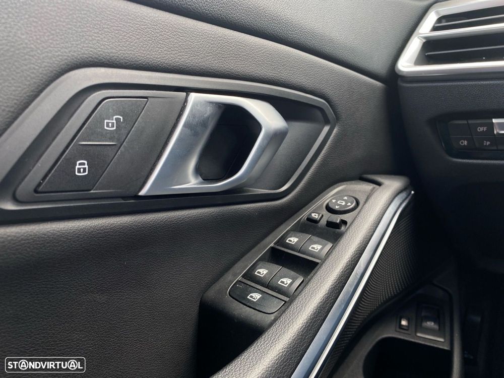 BMW 330 e Pack Desportivo M Auto - 18