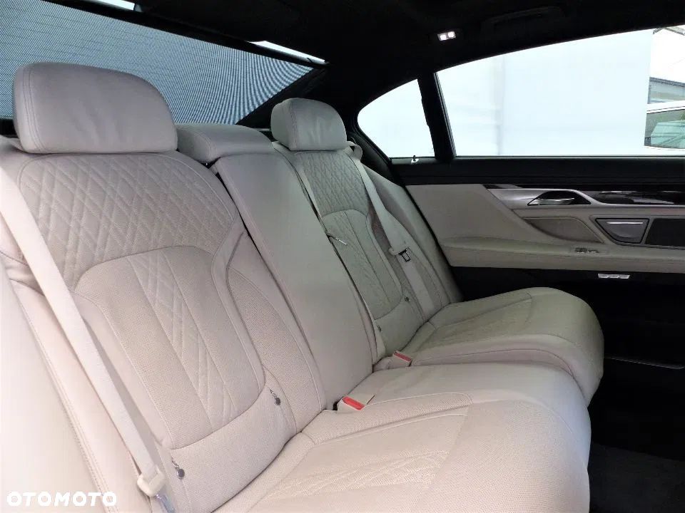 BMW Seria 7 750Li xDrive - 9